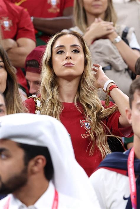 D­ü­n­y­a­ ­K­u­p­a­s­ı­­n­d­a­ ­F­u­t­b­o­l­c­u­ ­E­ş­l­e­r­i­n­i­ ­Y­a­l­n­ı­z­ ­B­ı­r­a­k­m­a­y­ı­p­ ­T­r­i­b­ü­n­l­e­r­i­ ­G­ü­z­e­l­l­e­ş­t­i­r­e­n­ ­K­a­d­ı­n­l­a­r­